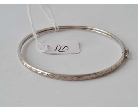 A patterned 9ct white gold bangle 3.7g