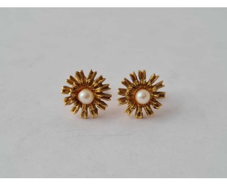 A pair of pearl flower earrings in 9ct 1.8g inc