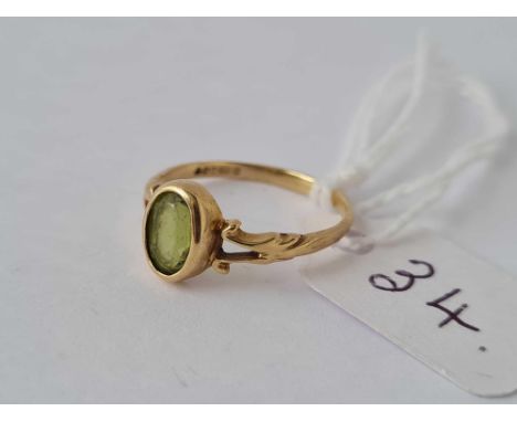 A peridot ring 9ct size J