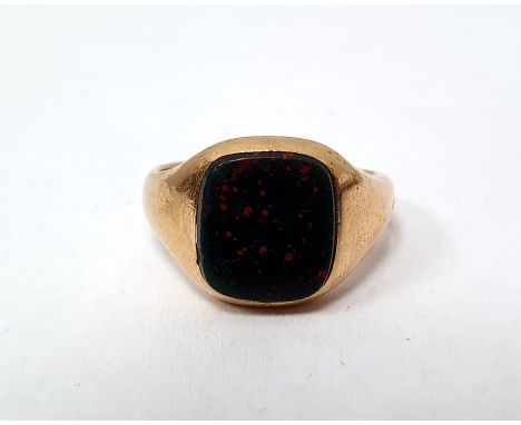 18ct gold signet ring, London 1900, set with a rectangular bloodstone, size H 