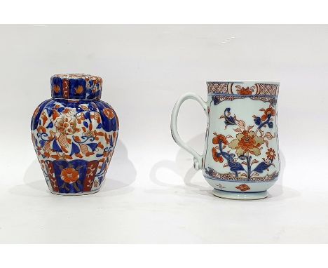 18th century Chinese export porcelain mug decorated with red flowers on blue leaves, gilt highlights and an Imari pattern por