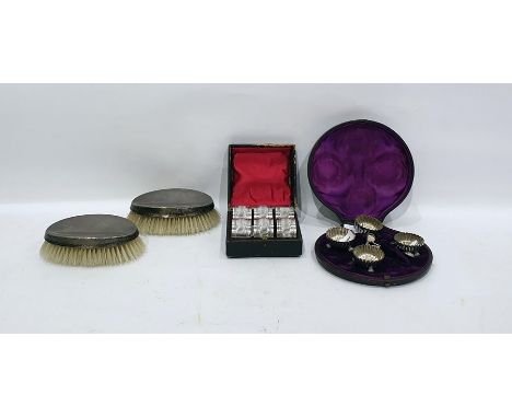 Three-piece silver condiment set, London 1929, comprising mustard pot and cover, pepperette and salt, each of plain circular 