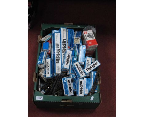 A good quantity of Marklin HOg track, straights, curves etc. plus six Fleischmann HOg reference 6013/6922 signals. 1 Box
