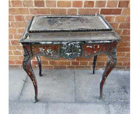 A 19TH CENTURY FRENCH BOULLE JARDINIERE TABLE,  the galleried caddy shaped top with lift out section to zinc liner, on square