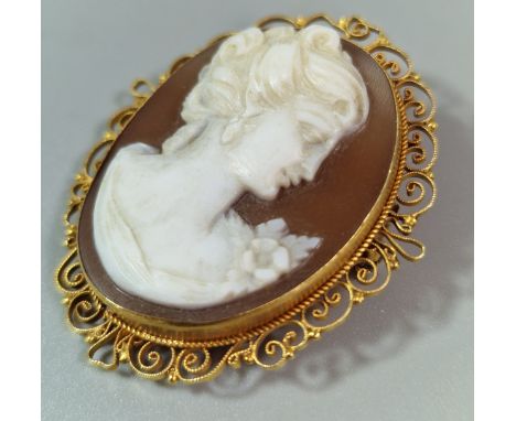 18ct gold cameo portrait brooch in ornate pierced frame. 3.8x3cm approx. (B.P. 21% + VAT)