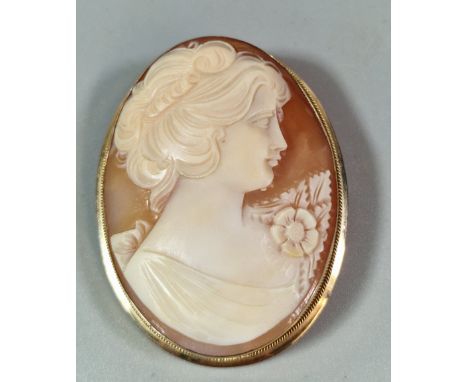 9K Italy gold framed cameo portrait brooch. 4.8x3.5cm approx. (B.P. 21% + VAT)