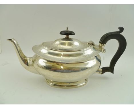 HENRY MATTHEWS A GEORGIAN DESIGN SILVER TEAPOT having ebonised handle and knop, Birmingham 1915, weight 320g (includes non-si