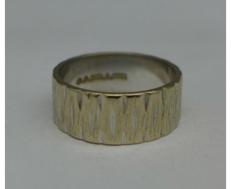 A 9ct white gold wedding band, 4.2g, K