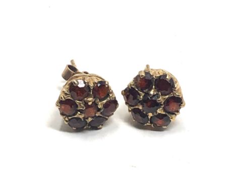 9ct gold vintage garnet cluster stud earrings (2.4g)