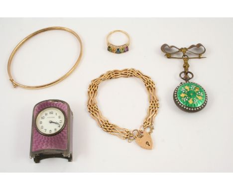 A QUANTITY OF JEWELLERY including an assorted gem set and gold five stone ring, size S, a 9ct gold gate link bracelet with pa