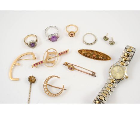 A QUANTITY OF JEWELLERY including a half pearl and gold closed crescent brooch, 2.5cm wide, an amethyst and diamond cluster r