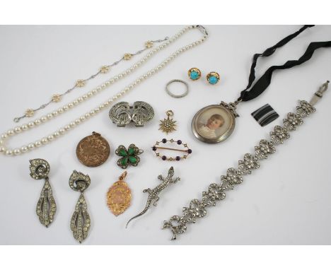 A QUANTITY OF JEWELLERY including a single row graduated cultured pearl necklace, an amethyst, half pearl and gold brooch, a 