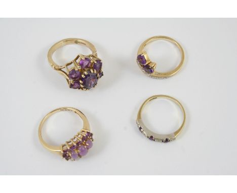 AN AMETHYST AND DIAMOND RING set with two heart-shaped amethysts and circular-cut diamonds in yellow gold, size O, an amethys