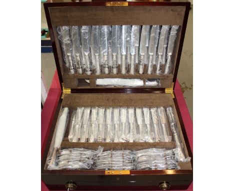 Comprehensive Roberts &amp; Belk twelve place settings silver plated William &amp; Mary pattern cutlery in a mahogany canteen