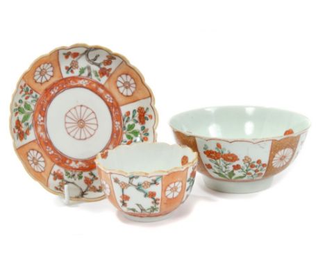 Mid-18th century Worcester fluted tea bowl and saucer with Old Scarlet Japan pattern Kakiemon-style segmented mon and floral 