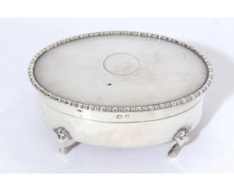 1920s silver trinket box of oval form, with hinged cover with engine-turned decoration, ovular border and vacant cartouche, g