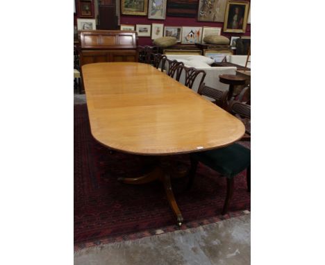 Regency-style mahogany crossbanded triple-pillar dining table by Beresford &amp; Hicks, raised on carved columns and triple s