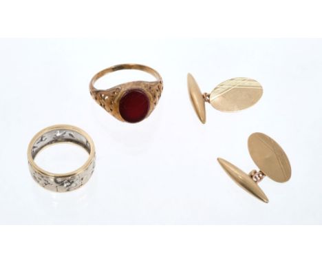 Pair 9ct gold cufflinks, 9ct gold and agate signet ring, and a two-colour gold ring CONDITION REPORT Cuff links weigh approxi