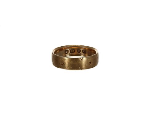 18ct yellow gold wedding band ring, 4.2gm, width 5mm, ring size K/L 