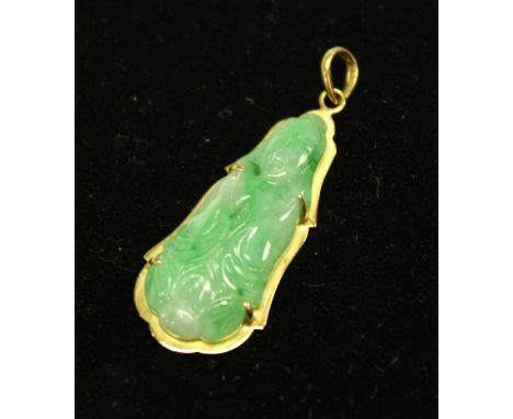 A 14ct gold and carved jade Buddhistic tablet pendant, marked 585, 3.5cm, 3.9g gross