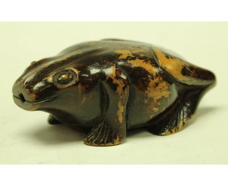 A 19th century novelty carved treen snuff box as a frog, 8cm long, c.1830