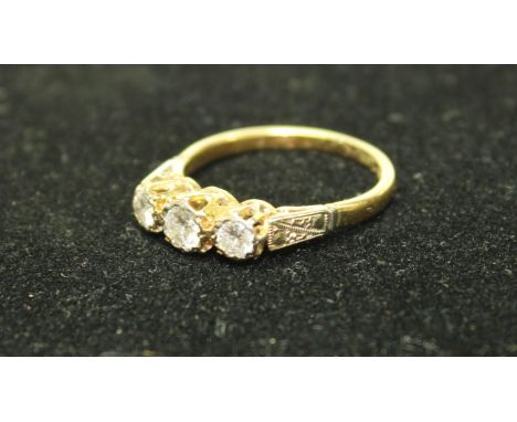 An 18ct gold three stone diamond ring, 2.7g