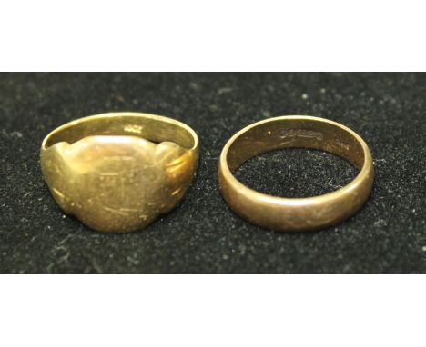 An 18ct gold signet ring, 5.3g; a 9ct gold wedding band, 2.8g (2)