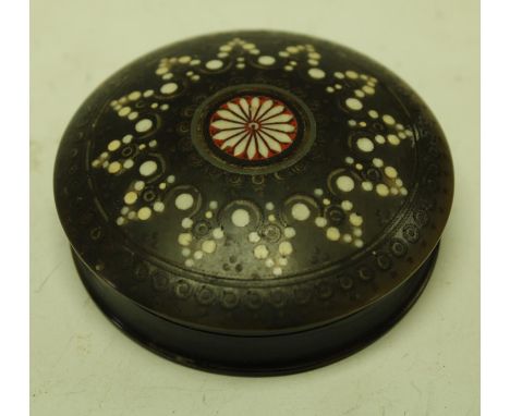 A 19th century horn circular snuff box, the cover engraved and inlaid with bone stylised flower head, 6cm in diameter, c.1840