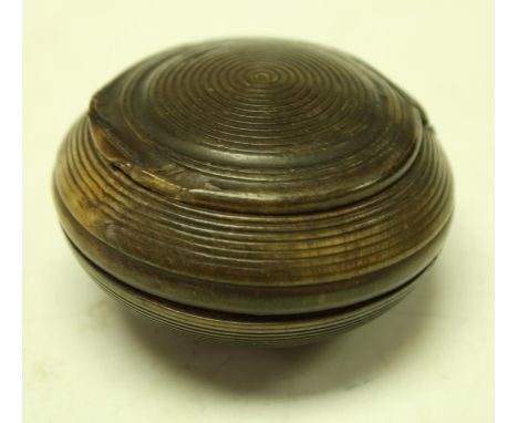 A George III horn draught turned bun shaped snuff box, c.1780, 6cm in diameter