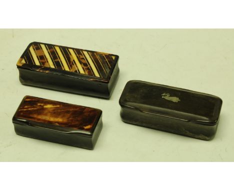 A George III rectangular horn snuff box, the hinged cover decorated with alternate tortoiseshell bands, 9cm wide, c.1820; ano