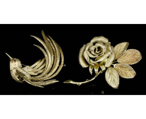 A modern 18k gold rose spray pattern brooch with textured petals and leaves, 58mm x 40mm overall (weight 16 grammes), and one