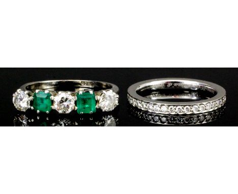 A 20th Century 18ct white gold mounted five stone diamond and emerald ring (each stone approximately .20ct) (size N - gross w