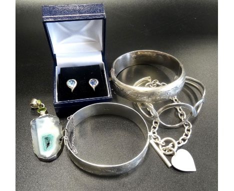 SELECTION OF SILVER JEWELLERYcomprising a pair of moonstone set stud earrings, a peridot and agate set pendant, two floral en