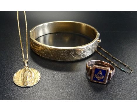 SELECTION OF GOLD AND GOLD PLATED JEWELLERYcomprising a nine carat gold Masonic dress ring, the central enamel decorated pane