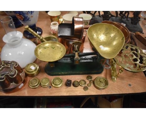 A mixed lot of vintage and antique copper and bras including scales, jelly mould, shovels and more.