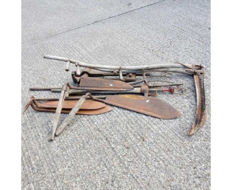 A collection of vintage hand tools (13)