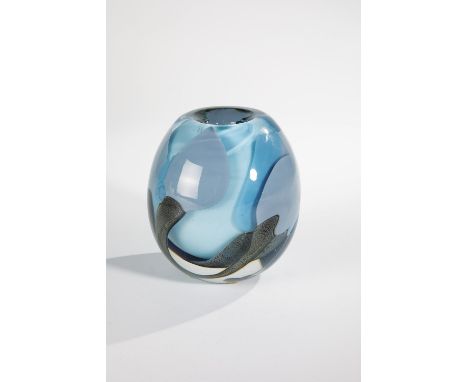 Vase Alina Görny, 1981 Farbloses, dickwandiges Glas, mit hellblauem Opal unterfangen. Mehrschichtige Farbeinschmelzungen. In 