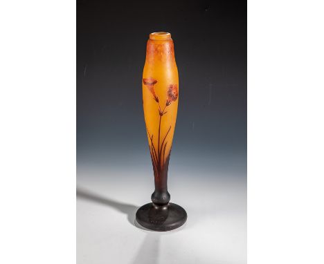 Vase ''Fleurs de Tabac'' Daum Frères, Nancy, um 1910 Farbloses Glas mit orangegelben Pulvereinschmelzungen, außen rot und vio