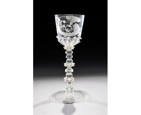 Pokal mit Emblem Böhmen, um 1700 Gelbstichiges, feinblasiges Glas. Großer Scheibenfuß mit Abriss und nach oben umgeschlagenem