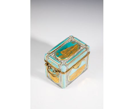 Zuckerdose mit Ansichten von Baden-Baden Böhmen, um 1860 Farbloses Glas mit Doppelüberfang in Zinnemail und Türkis, Unterseit