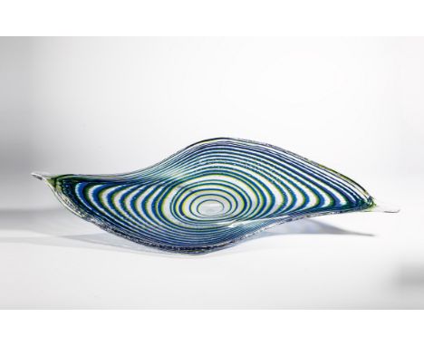 Große Schale Rudolf Beránek, 1957 Farbloses, stark blasiges Glas mit mehrfarbiger Bandeinschmelzung. In Vibrogravur signiert:
