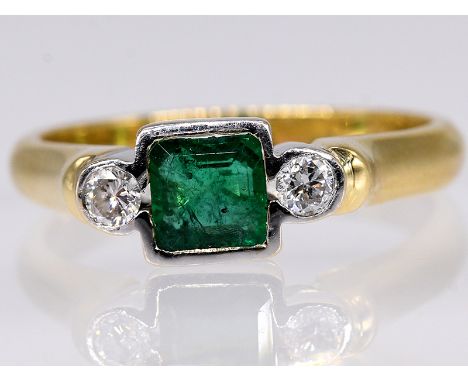 Ring mit Smaragd ca. 0,35 und 2 Brillanten, zus. ca. 0,15 ct, Goldschmiedearbeit, 90- er Jahre. 750/- Gelb- und Weißgold. Ges