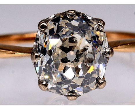 Solitärring mit antikem Altschliff-Diamant im Kissenschliff ca. 2,6 ct, um 1900. 585/- Gelb- und Weißgold. Gesamtgewicht ca. 