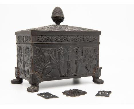 Tabakkasten nach Entwurf K. F. Schinkels + 3 Schmuck-Glieder, Preußische Eisengießerei Gleiwitz, 1. Hälfte 19. Jh. Eisenkunst
