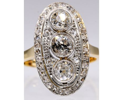 Art Deco Ring mit Altschliff-Diamanten und Diamantrosen, zus. ca. 1,5 ct, um 1925. 585/- Gelb-und Weißgold. Gesamtgewicht ca.