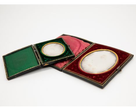 2 Daguerreotypien in originalen Rahmenschatullen, um 1850/60. Silberbeschichtete Kupfer-Portrait-Scheiben unter Glasabdeckung