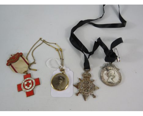 Mixed lot to include a WW1 1914 -1915 Star medal awarded to 11680 PTE A LAMMING Linc Regt, a pendant with 9ct gold surround w