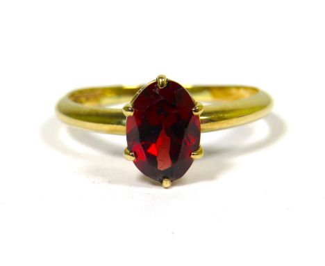 9ct Yellow Gold Ring set with an Oval Central Garnet (8 x 6mm)  Finger size 'M-5'   1.7g