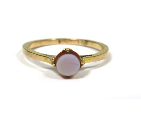 9ct Yellow Gold Ring set with a central Circular Sardonyx of 5mm Diameter. Finger size 'M'    1.4g