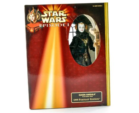 Hasbro issue comprising Star Wars Episode 1 figure Queen Amidala in black travel gown. 1999 portrait edition. Appears Excelle